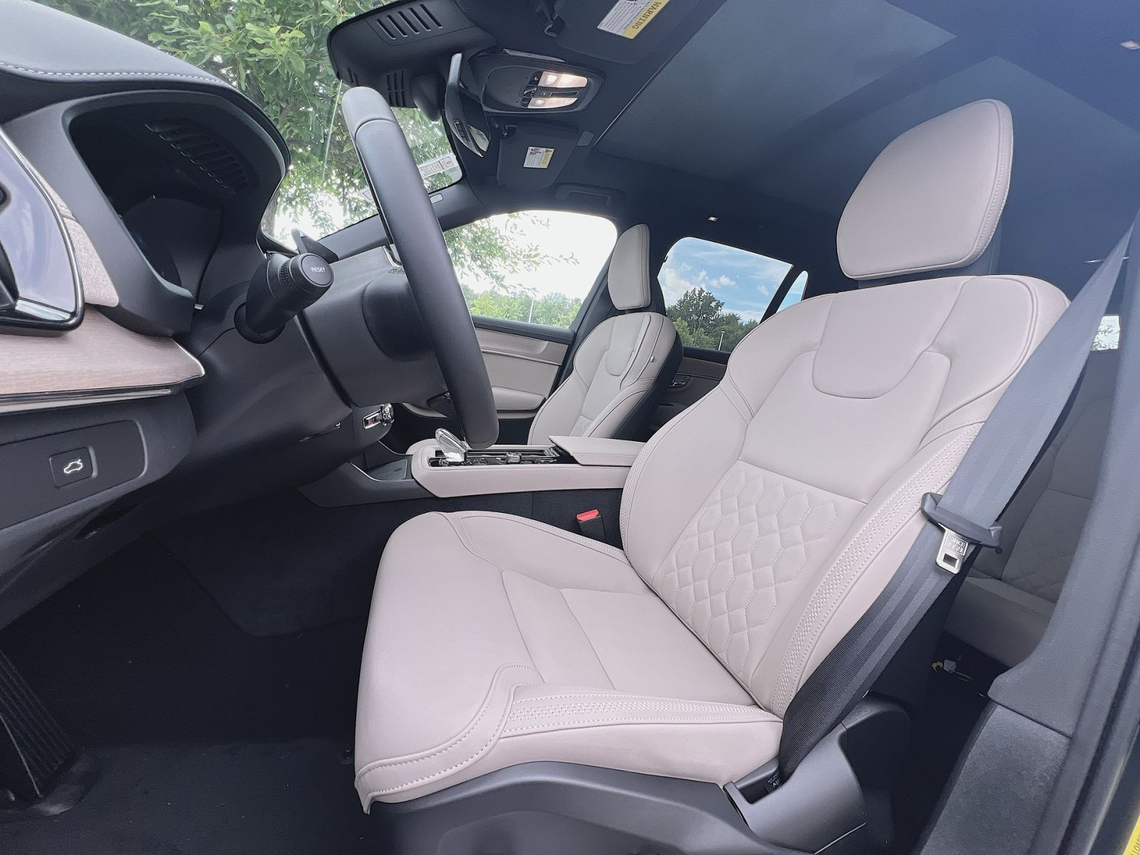 New 2026 Volvo XC90 B6 Plus w/ Protection Package Premier AWD/4WD image 13