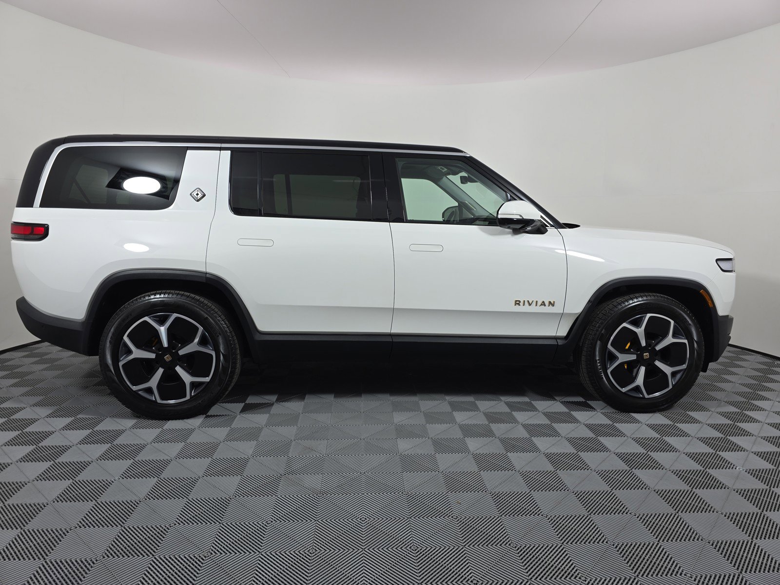 Used 2024 Rivian R1S Adventure AWD/4WD image 6