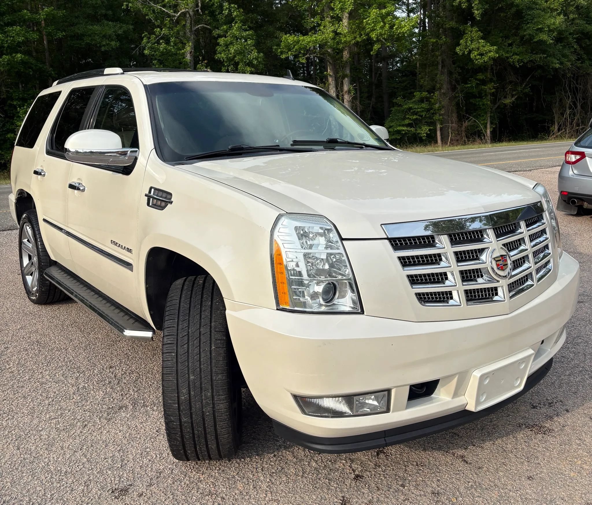 Used 2011 Cadillac Escalade Premium AWD/4WD image 8