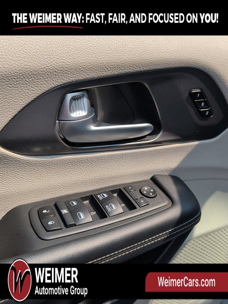 Used 2024 Chrysler Pacifica Touring-L FWD image 12