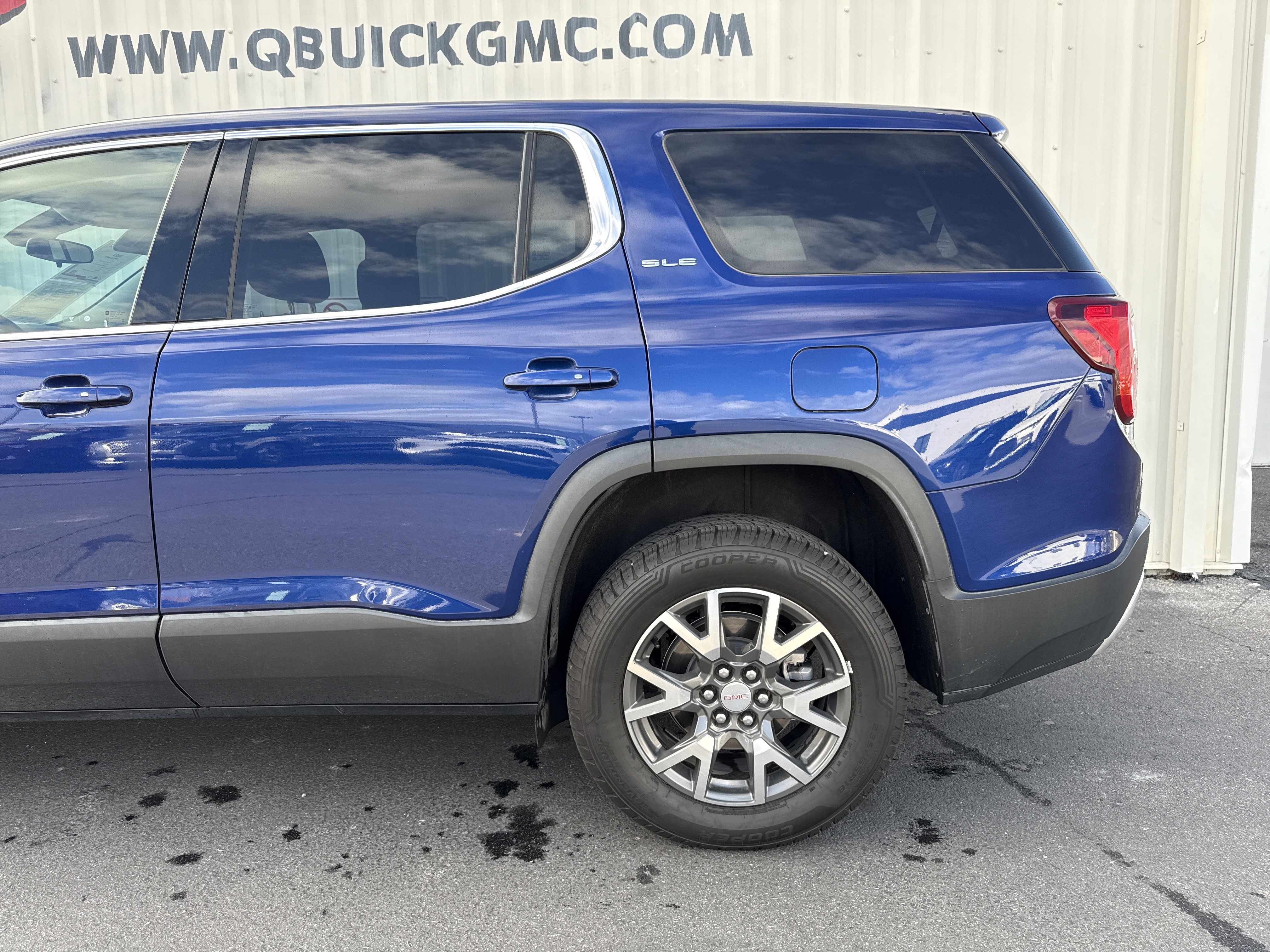 Used 2023 GMC Acadia SLE image 2