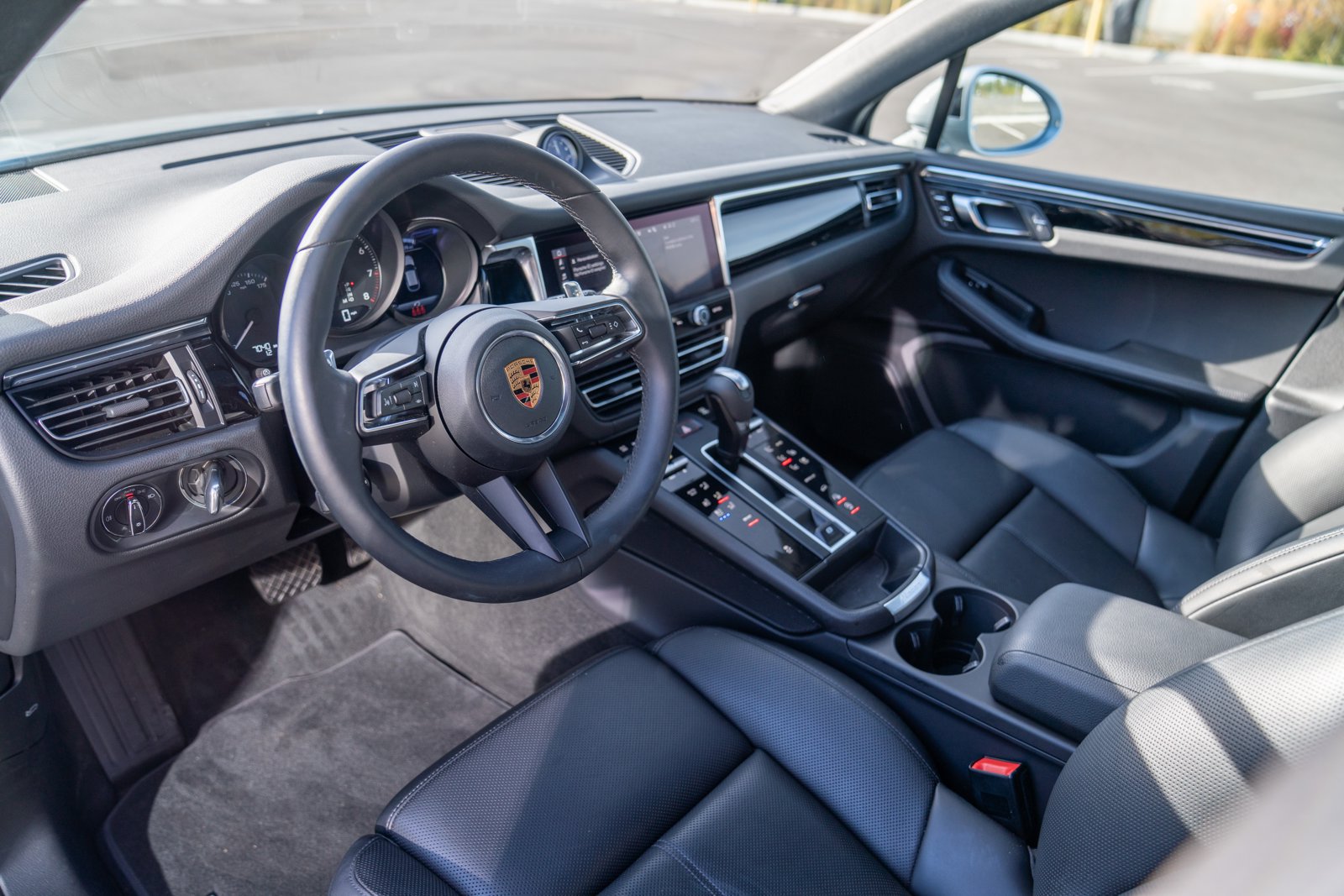 Certified 2026 Porsche Macan AWD/4WD image 4