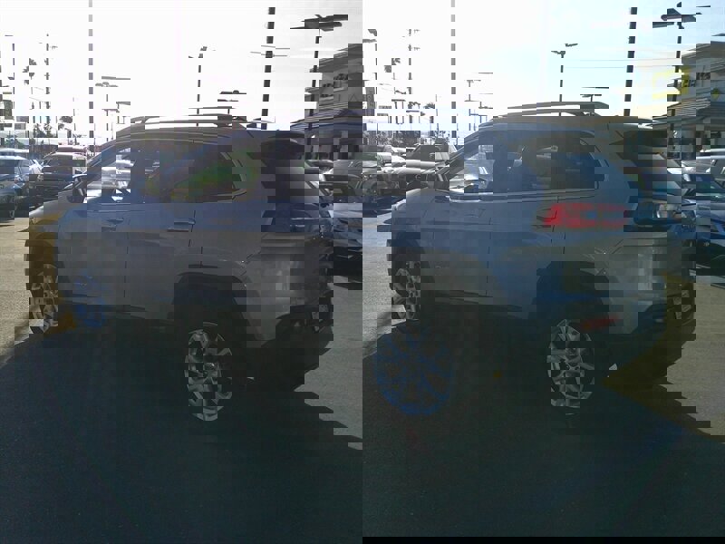 Used 2018 Jeep Cherokee Latitude Plus w/ Comfort/Convenience Group image 4