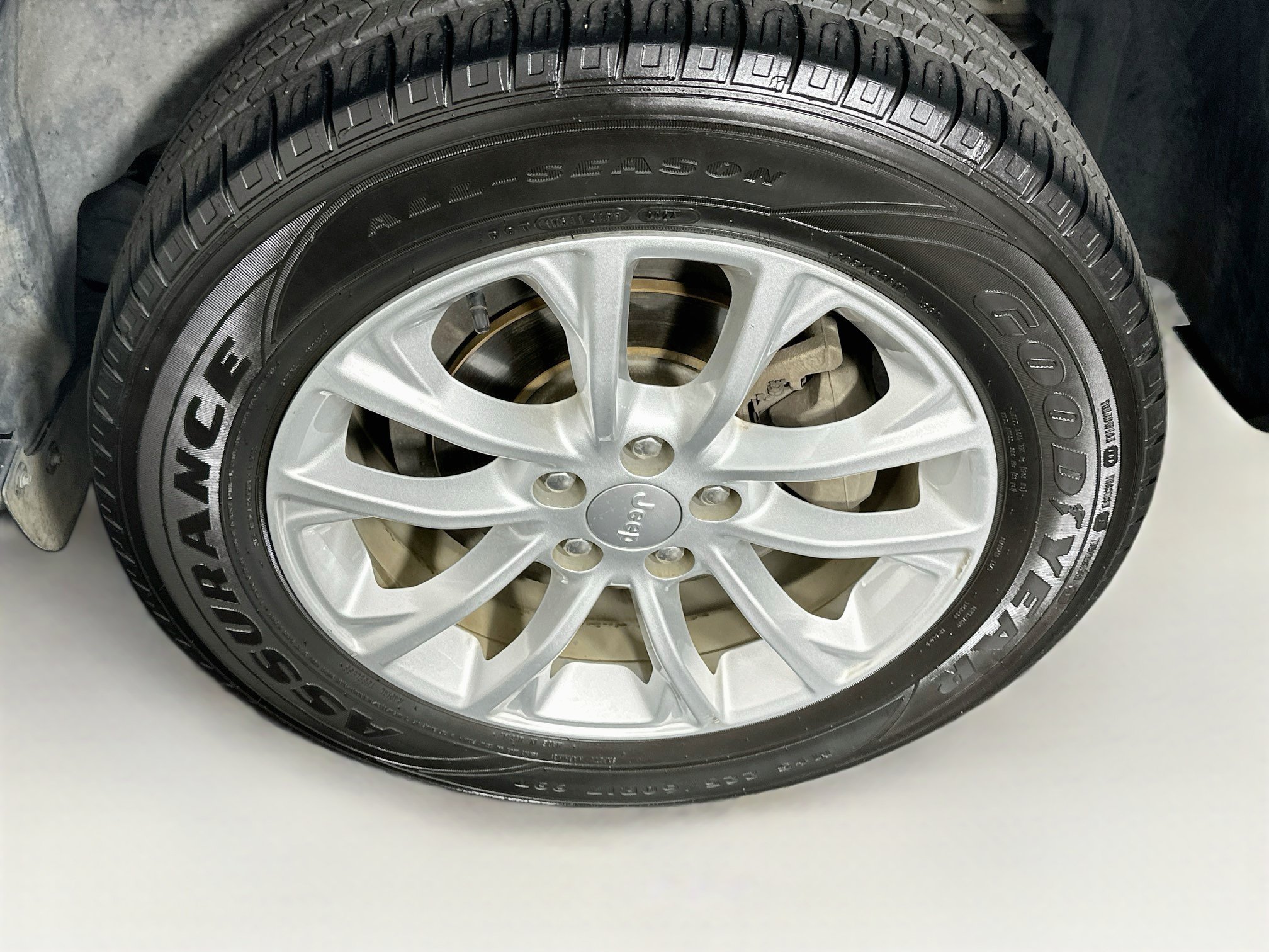 Used 2021 Jeep Cherokee Latitude w/ Mopar Interior Package FWD image 11