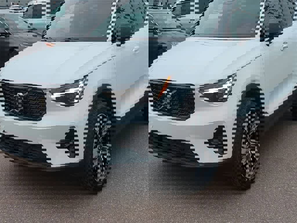 Used 2023 Volvo XC40 B5 Ultimate w/ Protection Package Premier image 3