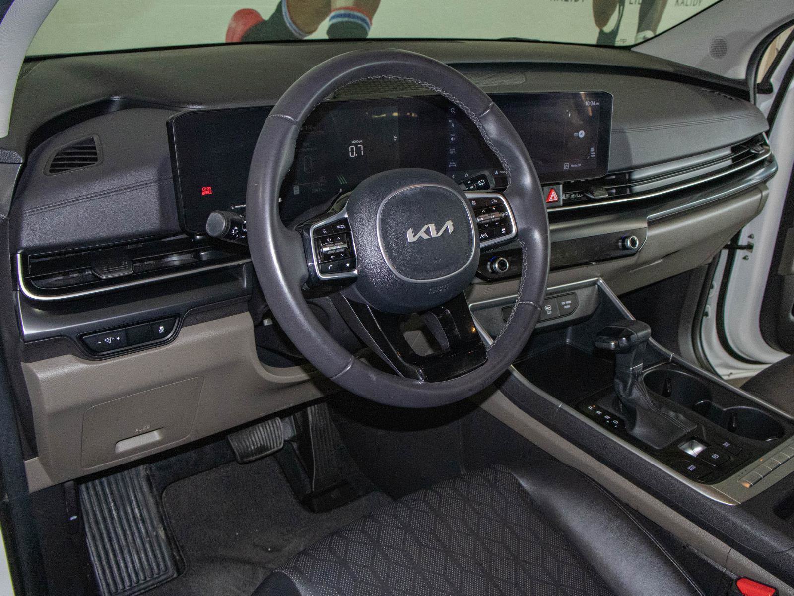 Used 2025 Kia Carnival image 6