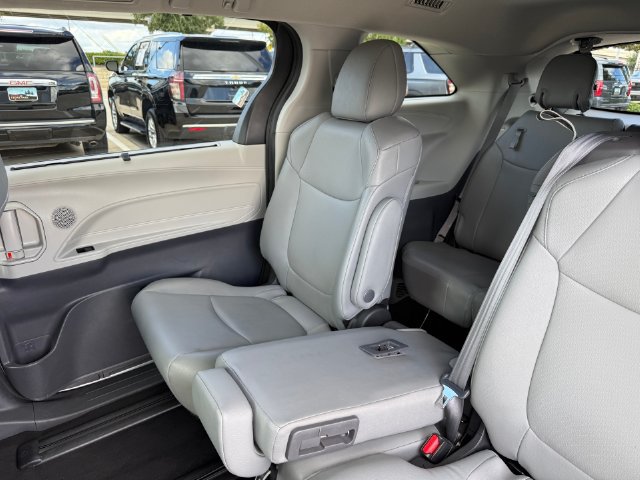 Used 2023 Toyota Sienna XLE FWD image 26