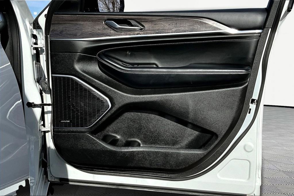 Used 2023 Jeep Grand Cherokee L Overland w/ Rear Seat Video Group I image 19