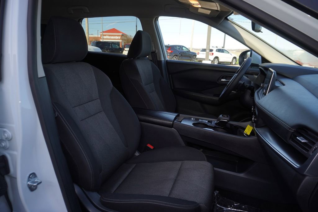 Used 2024 Nissan Rogue SV image 28