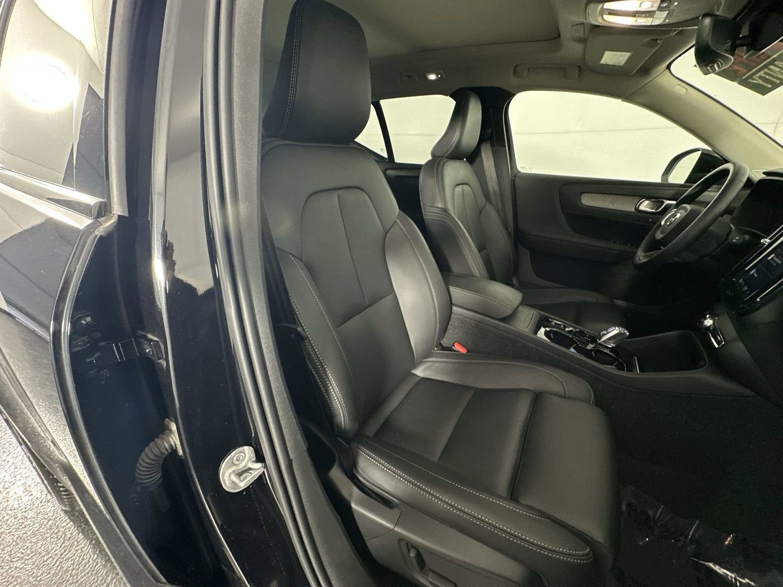 Used 2025 Volvo XC40 B5 Plus image 27