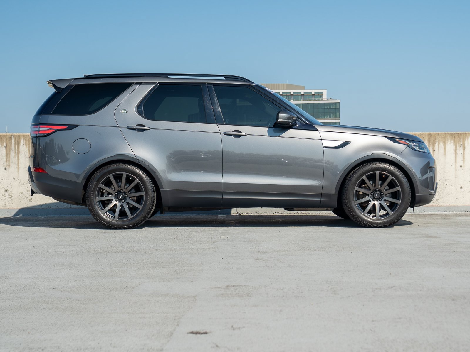 Used 2018 Land Rover Discovery HSE AWD/4WD image 6