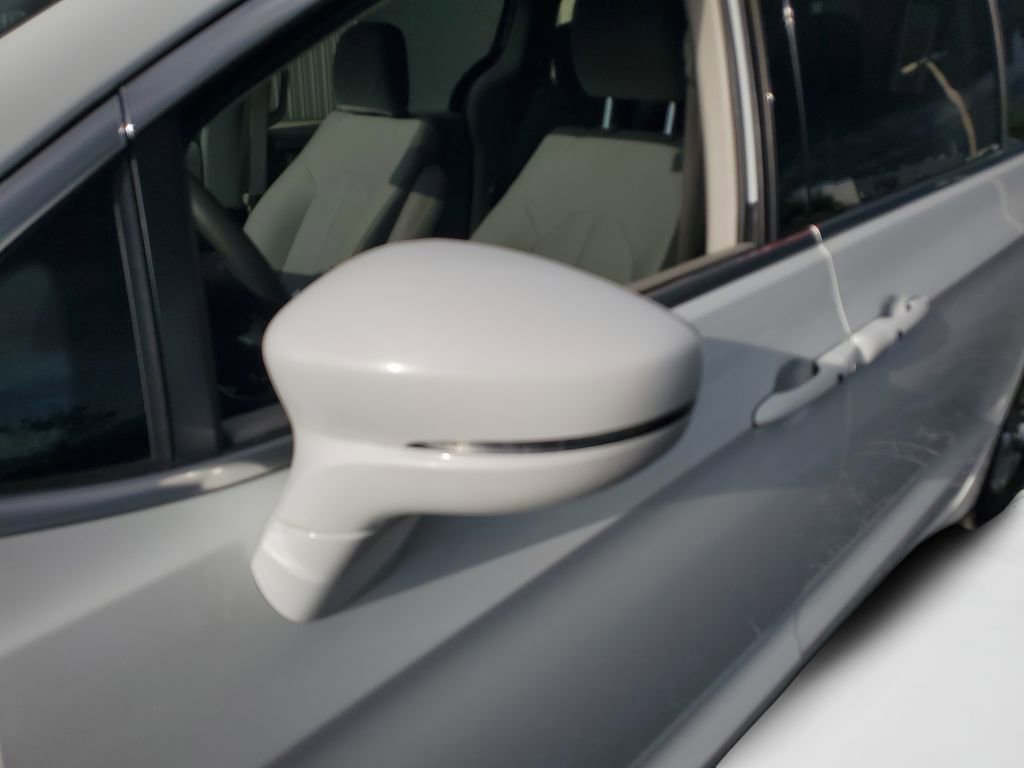 Used 2021 Chrysler Pacifica Touring image 27