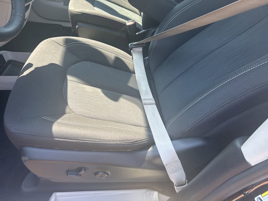 Used 2023 Chrysler Voyager LX image 10