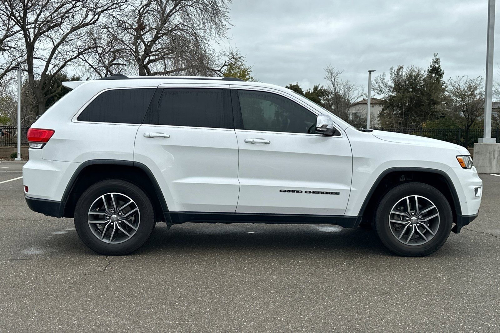 Used 2018 Jeep Grand Cherokee Limited image 3