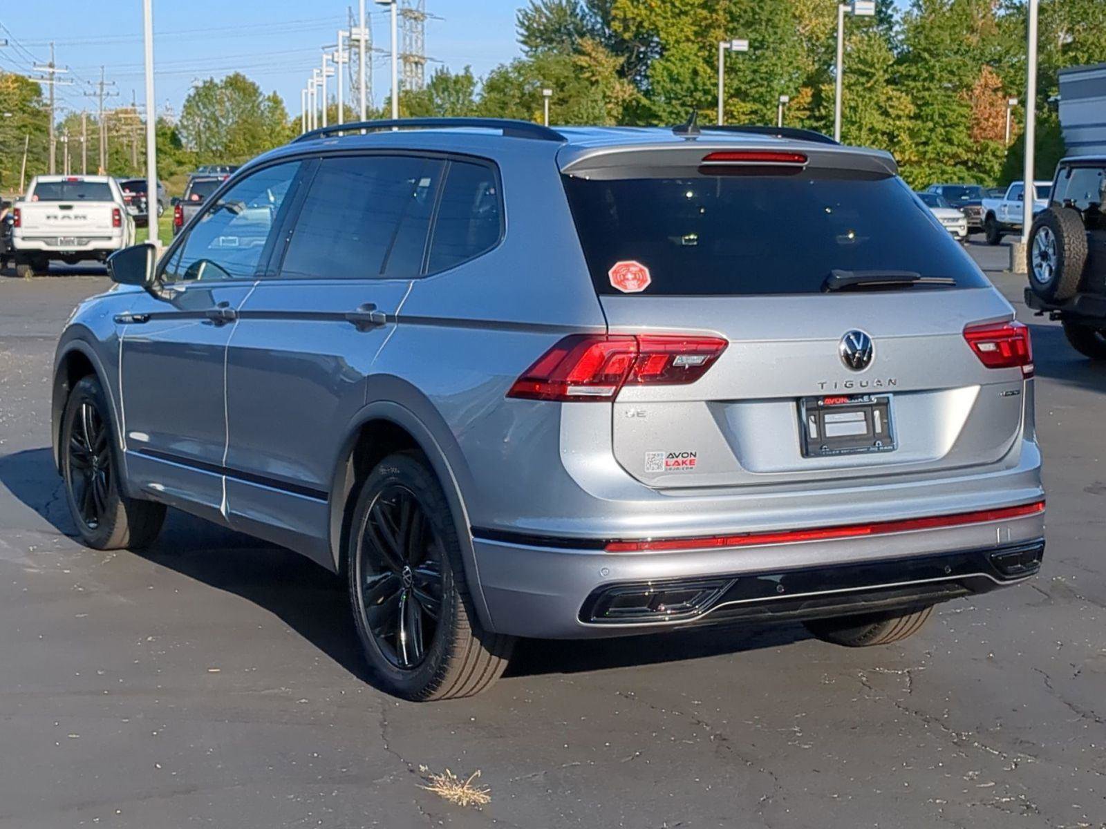 Used 2022 Volkswagen Tiguan SE R-Line image 4