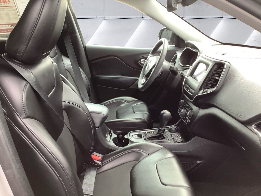 Used 2020 Jeep Cherokee Latitude Plus w/ Comfort/Convenience Group image 13