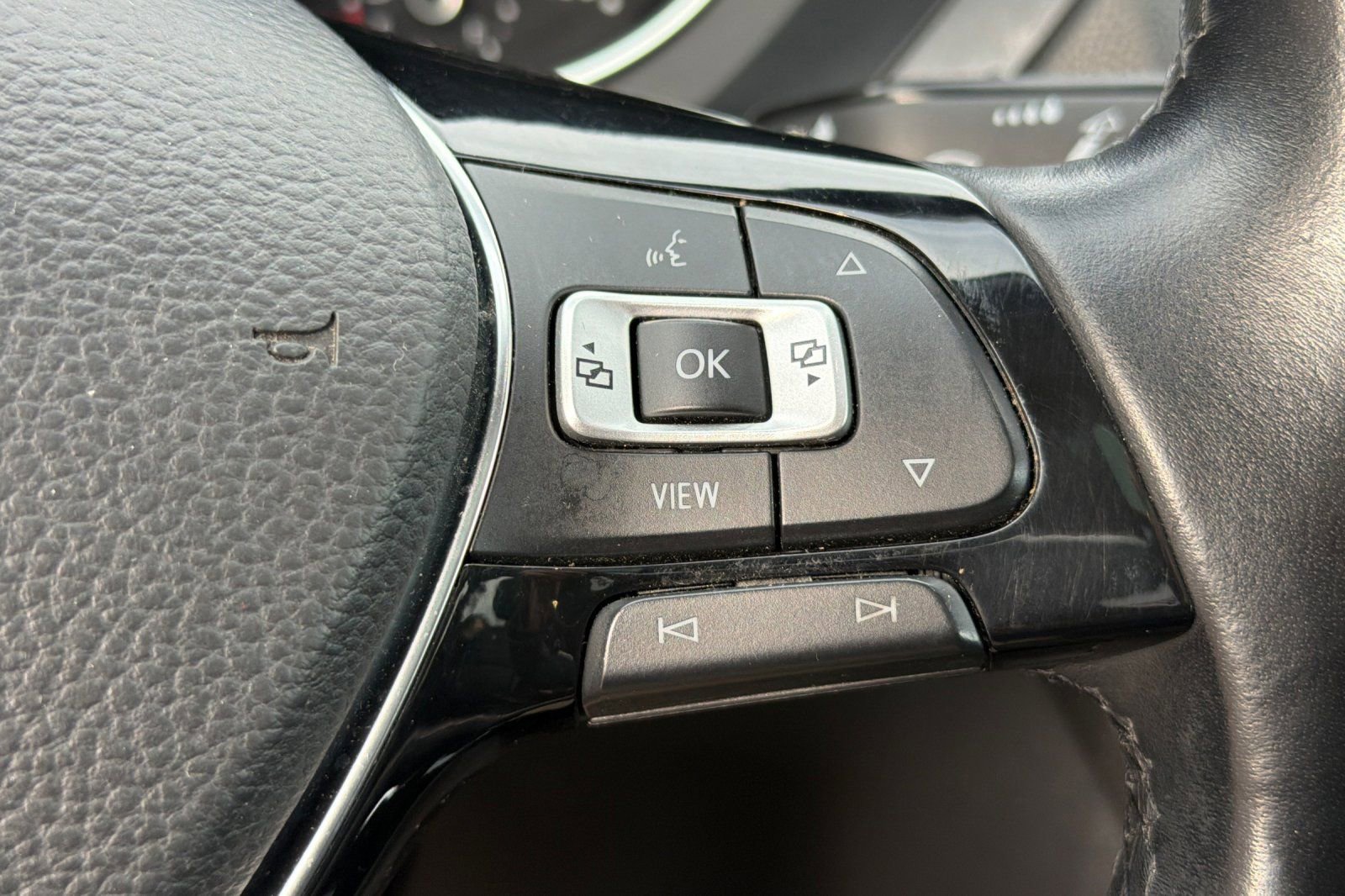 Used 2019 Volkswagen Tiguan SE w/ Panoramic Sunroof Package image 34