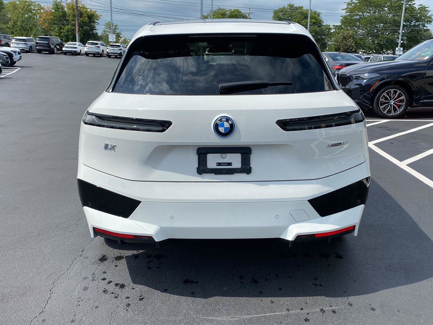 Used 2024 BMW iX xDrive50 w/ Premium Package AWD/4WD image 4