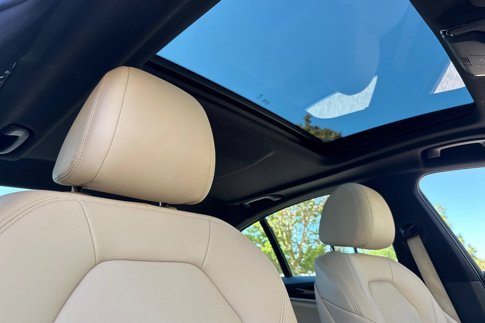 Used 2019 BMW 530e w/ Premium Package RWD image 18