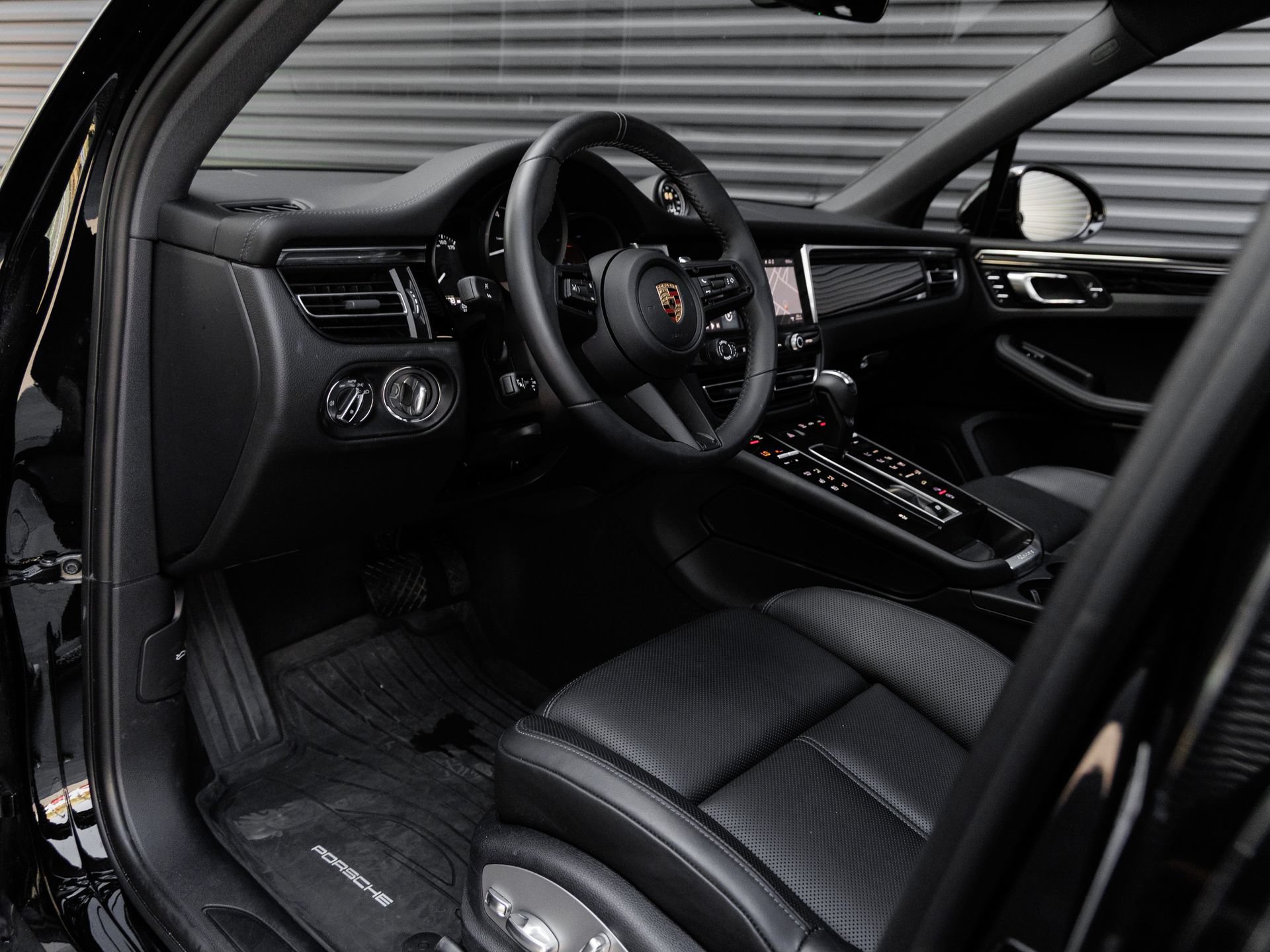 Certified 2026 Porsche Macan AWD/4WD image 4