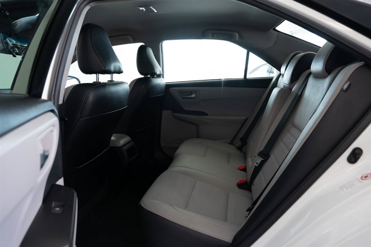 Used 2017 Toyota Camry SE w/ Protection Package (Q2) FWD image 11