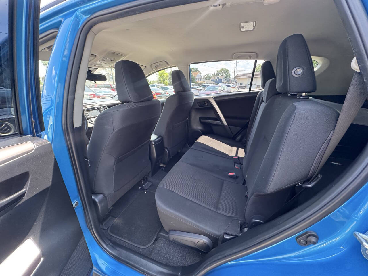 Used 2018 Toyota RAV4 LE AWD/4WD image 32