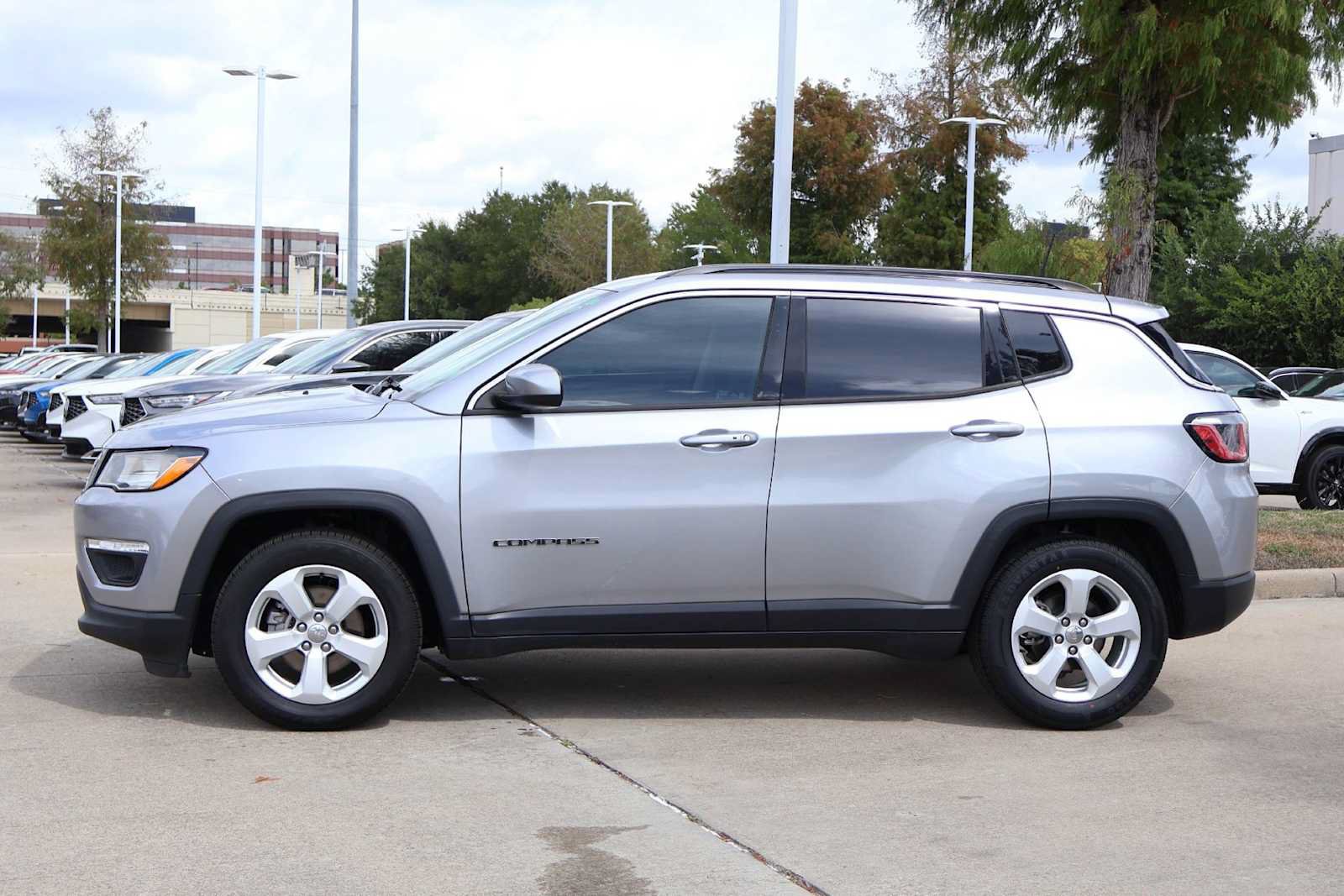 Used 2019 Jeep Compass Latitude w/ Popular Equipment Group FWD image 3