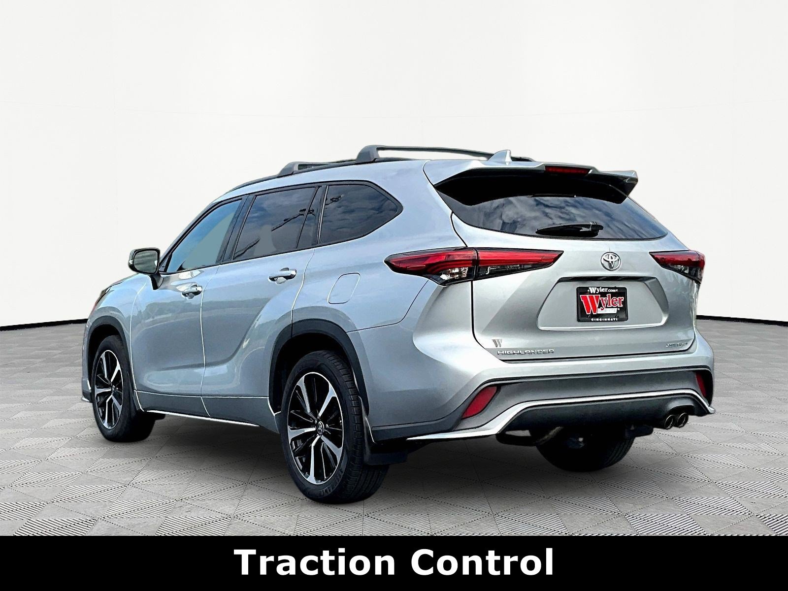 Used 2022 Toyota Highlander XSE AWD/4WD image 4