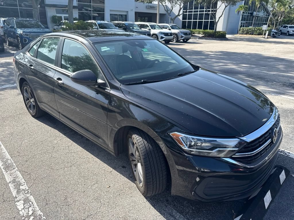 Used 2024 Volkswagen Jetta SE w/ Panoramic Sunroof Package FWD image 2