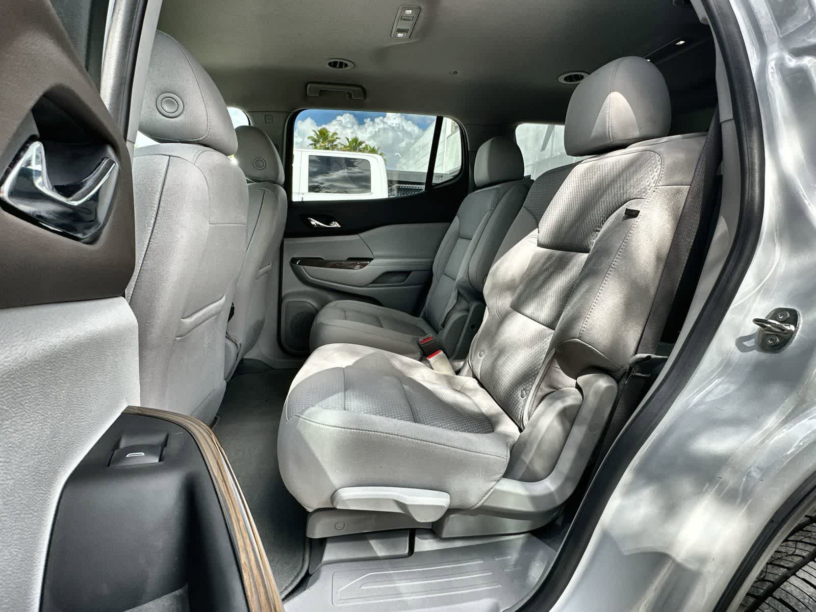 Used 2023 GMC Acadia SLE image 4