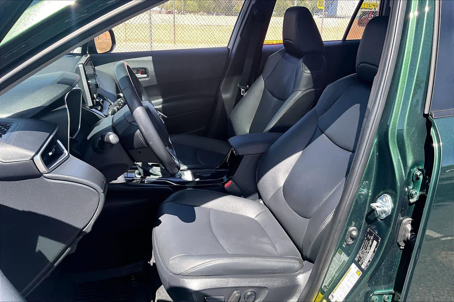 Used 2022 Toyota Corolla Cross XLE w/ Convenience Package image 9