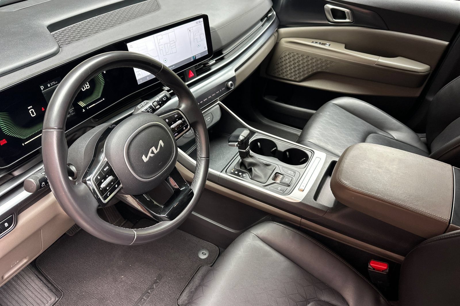 Used 2025 Kia Carnival FWD image 11