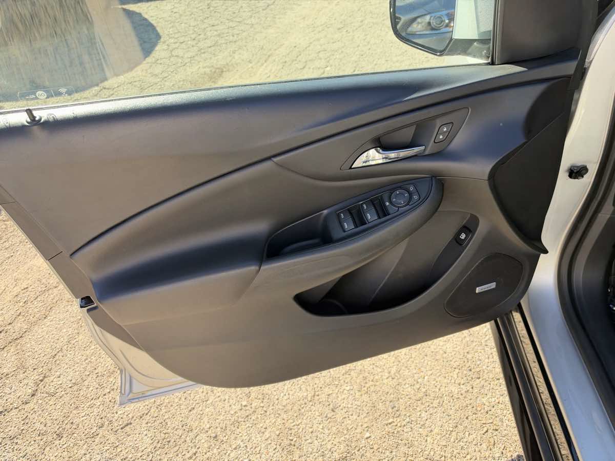 Used 2017 Chevrolet Volt Premier w/ Driver Confidence II Package FWD image 8