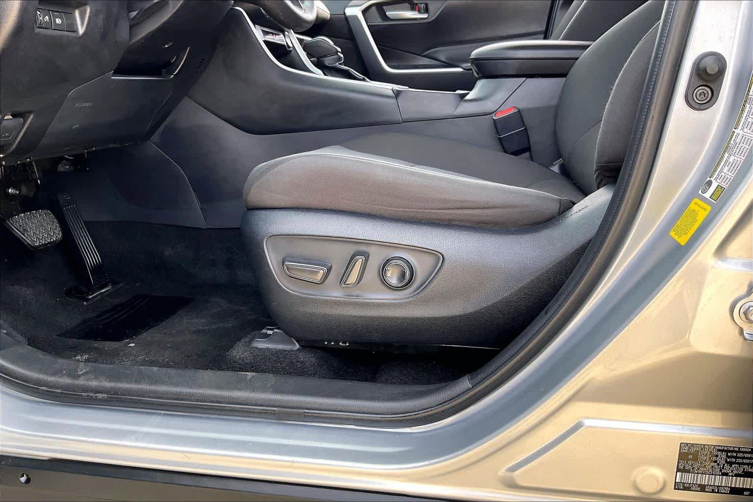 Used 2025 Toyota RAV4 XLE image 37