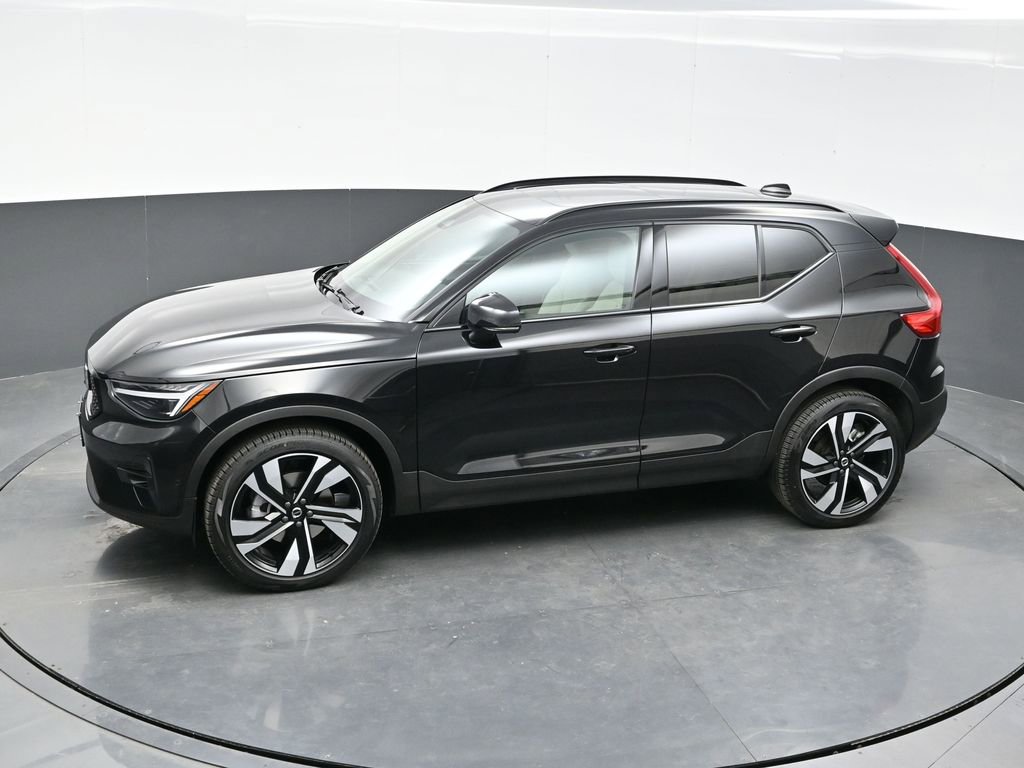 Used 2025 Volvo XC40 B5 Ultra image 32