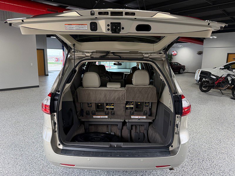 Used 2016 Toyota Sienna XLE Premium FWD image 6