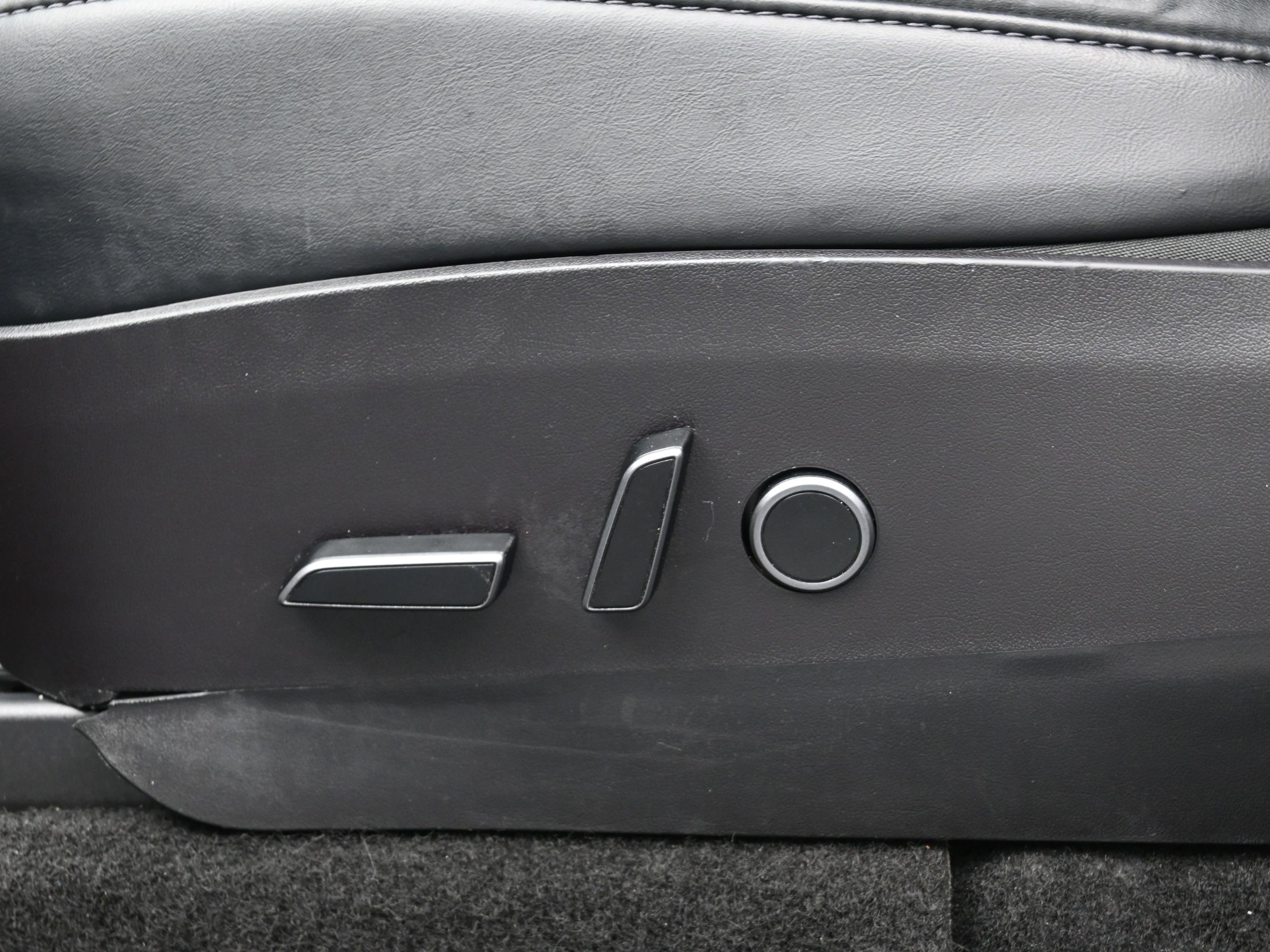 Used 2022 Tesla Model Y Performance image 9