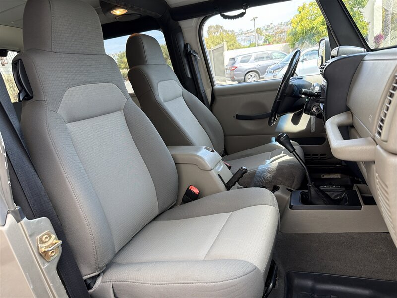 Used 2005 Jeep Wrangler Unlimited Rubicon w/ Sahara Edition Group AWD/4WD image 19
