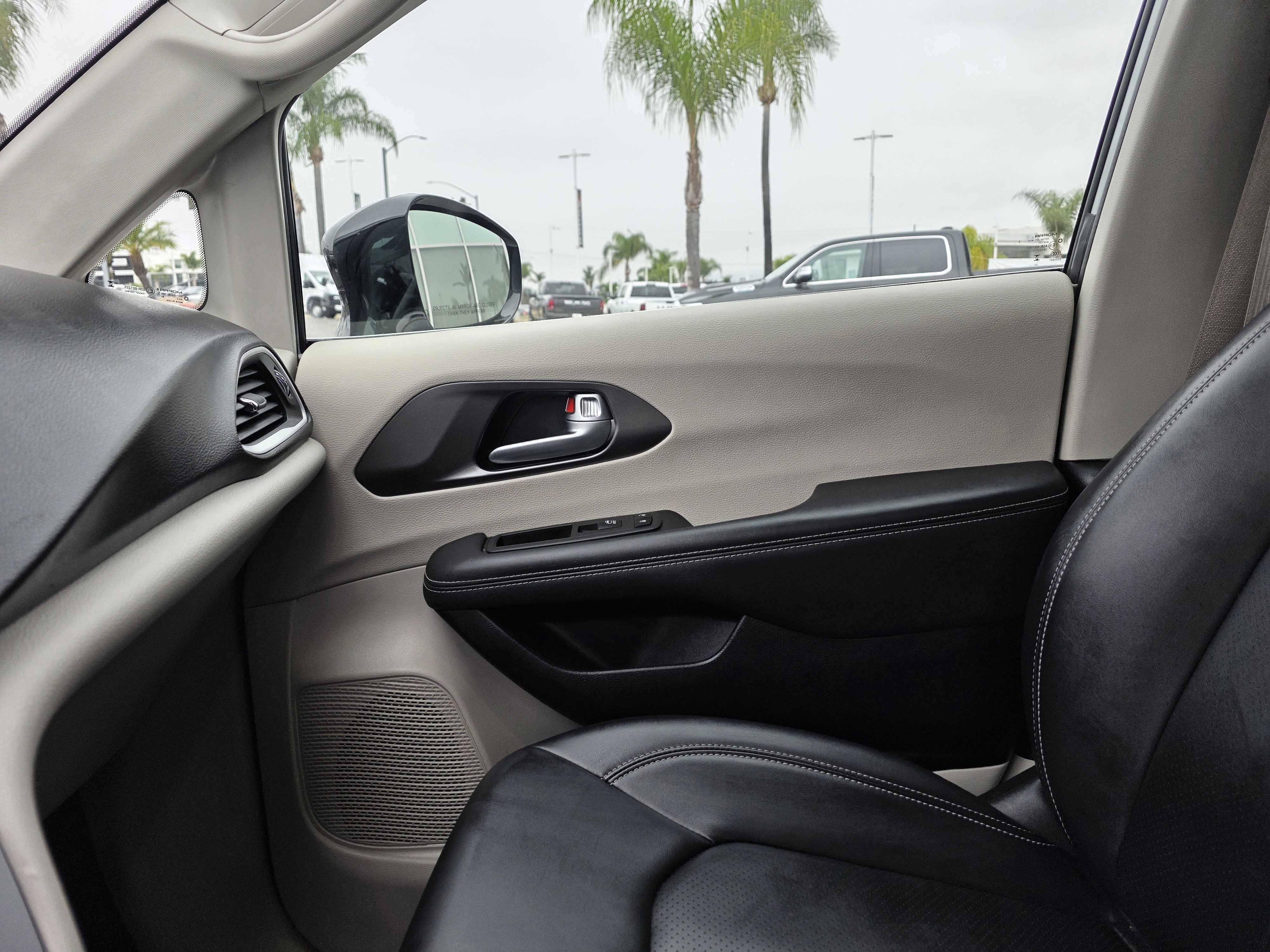 Certified 2024 Chrysler Pacifica Touring-L image 15