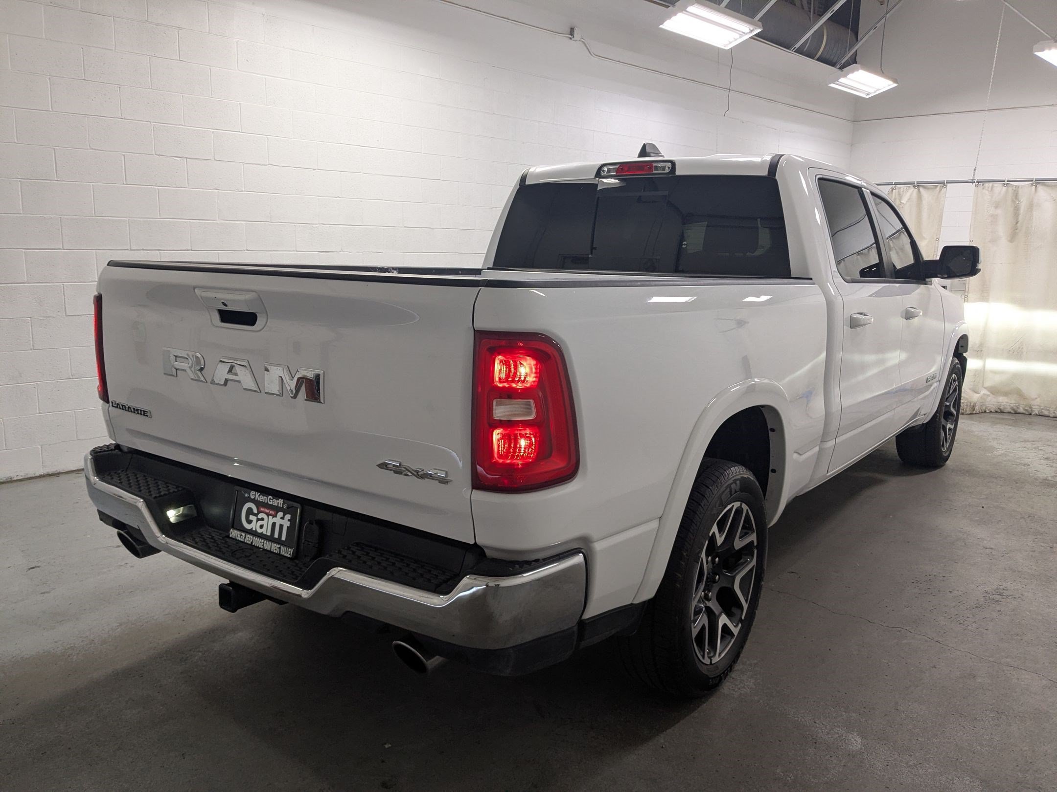 Used 2025 RAM 1500 Laramie AWD/4WD image 7