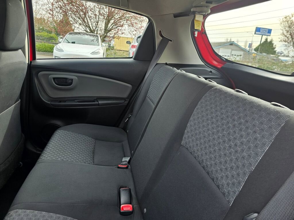 Used 2015 Toyota Yaris L image 21