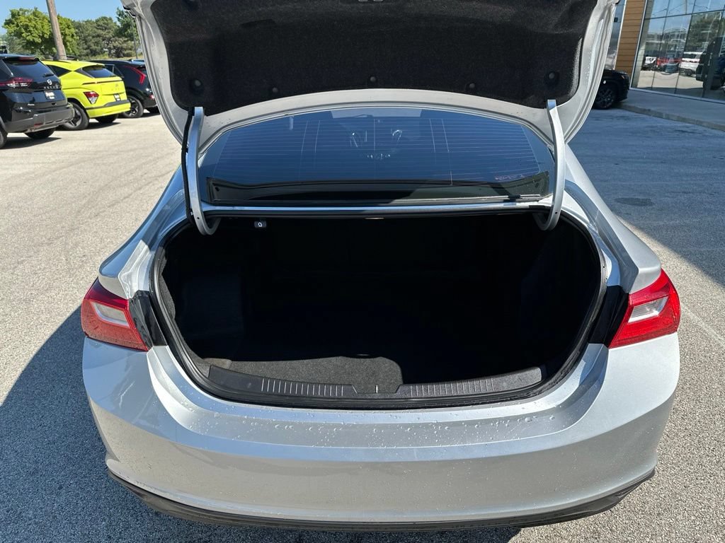 Used 2017 Chevrolet Malibu LT FWD image 10
