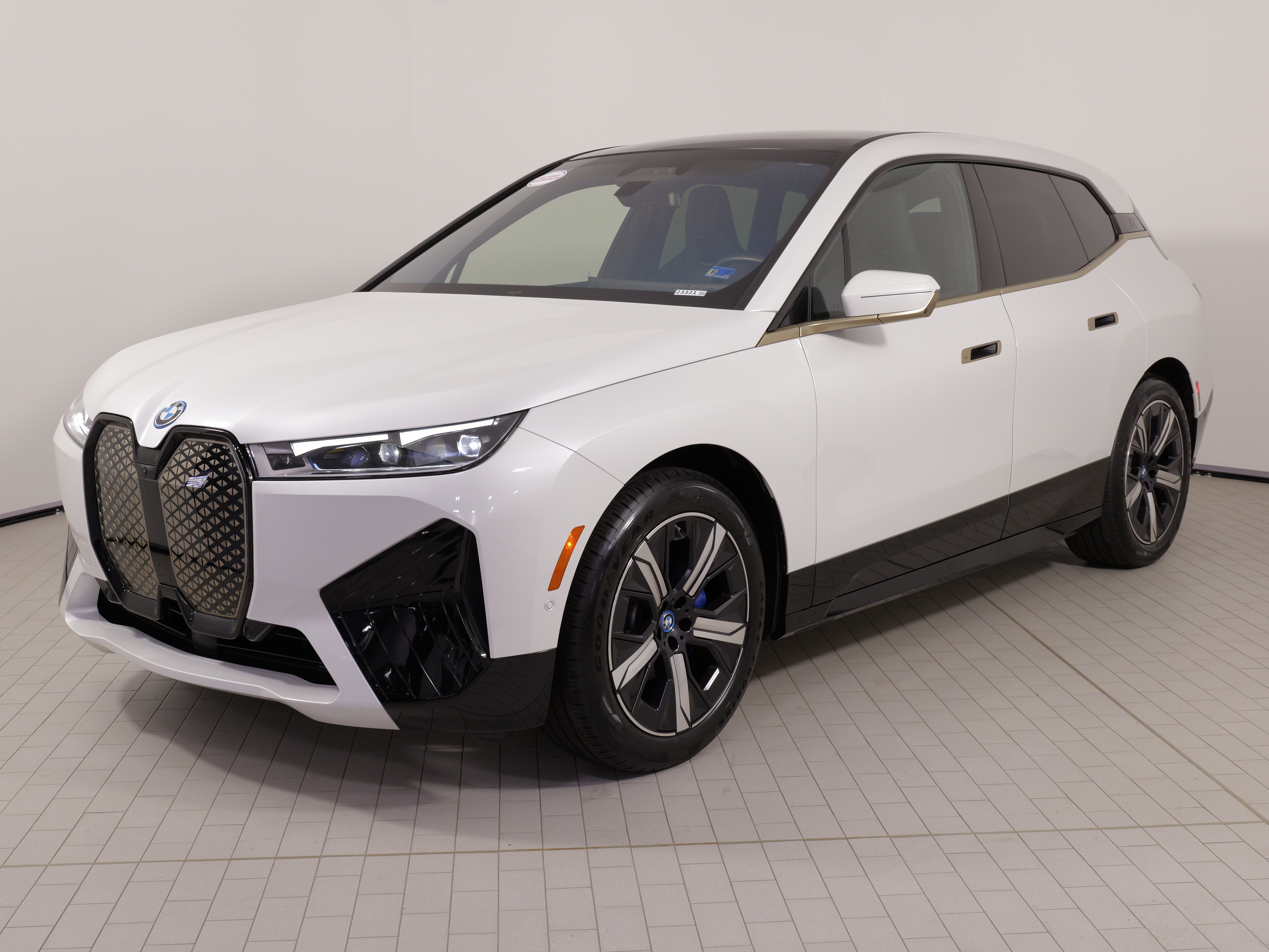 Used 2023 BMW iX xDrive50 w/ Premium Package AWD/4WD image 3