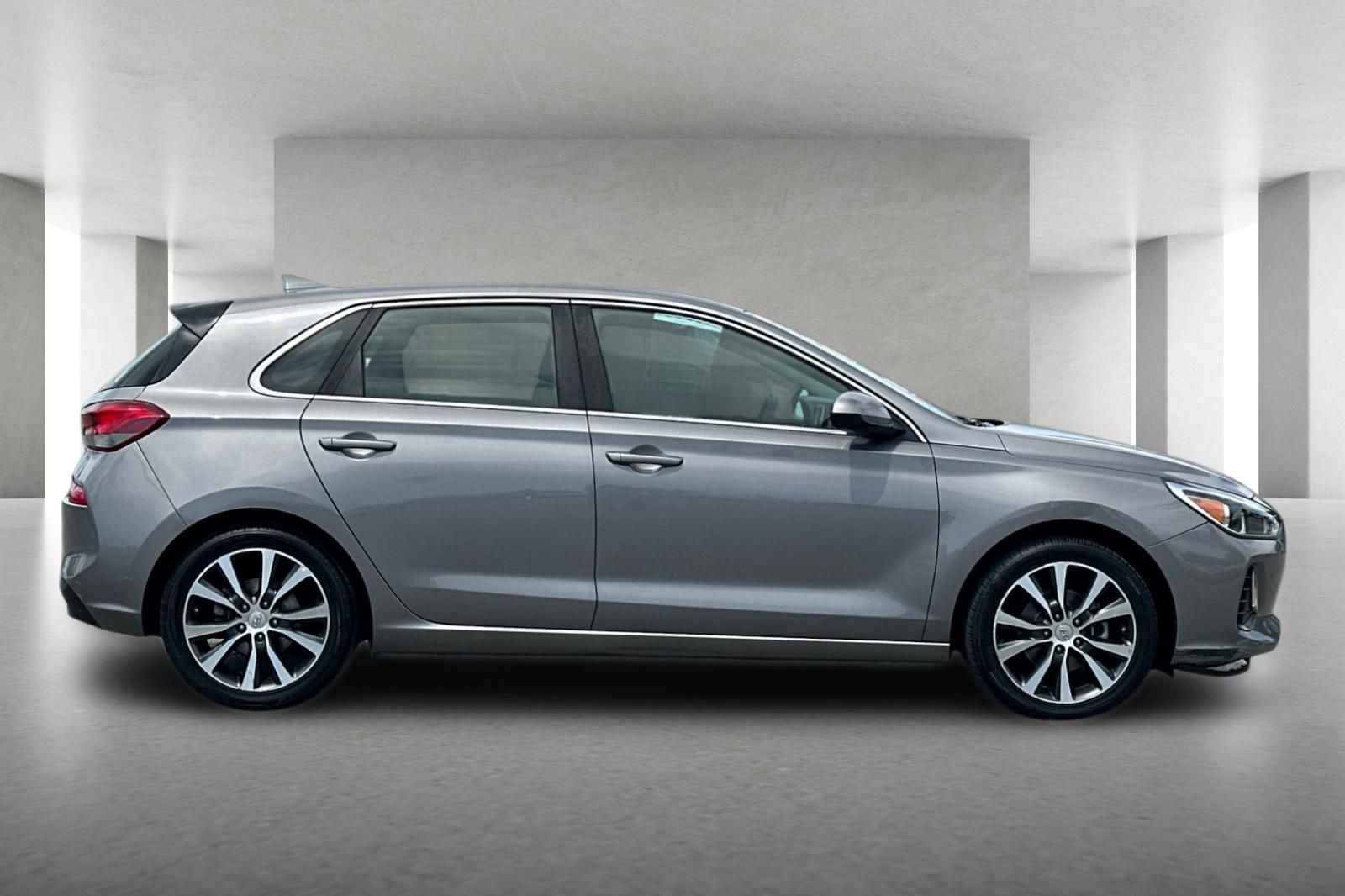 Used 2020 Hyundai Elantra GT FWD image 3