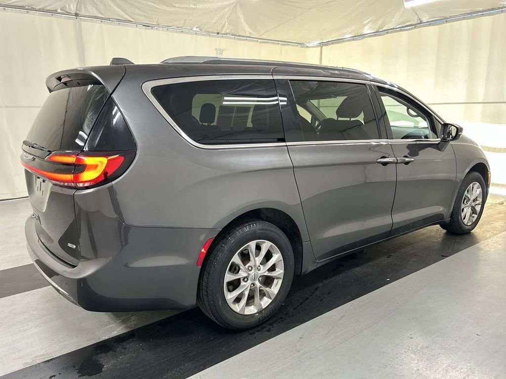 Used 2021 Chrysler Pacifica Touring-L image 2