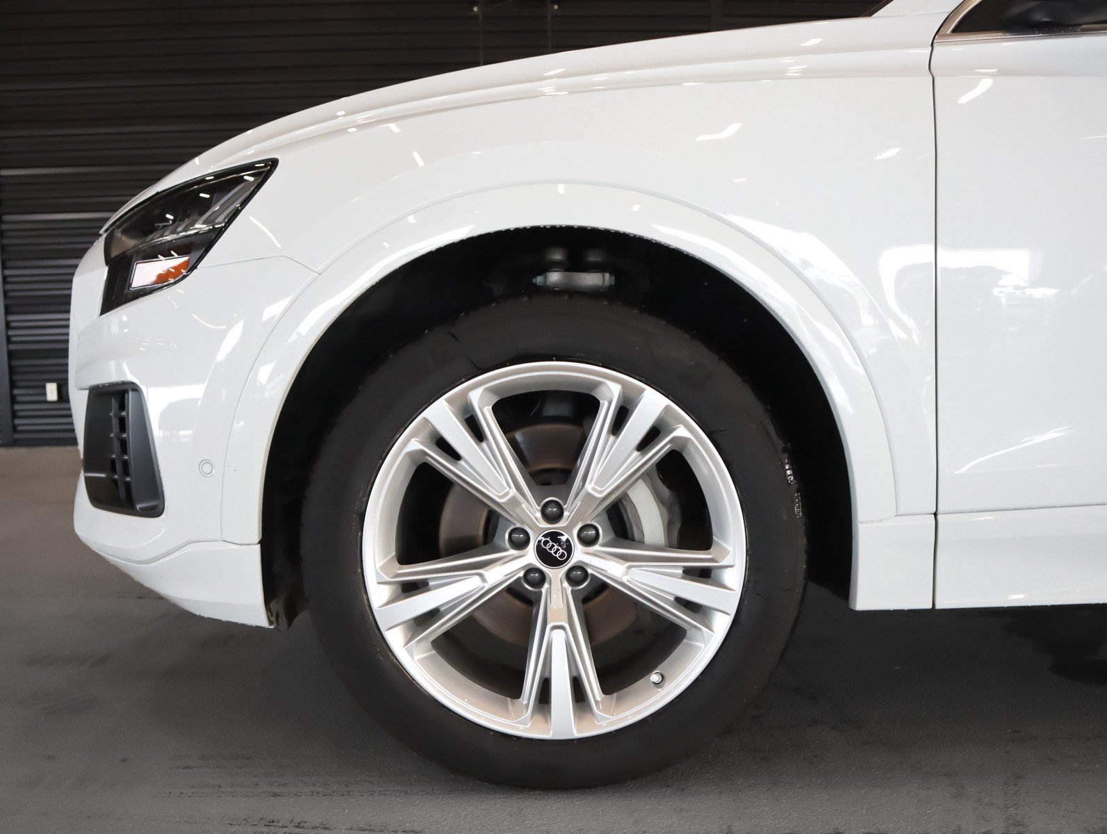 Used 2023 Audi Q8 Premium w/ Convenience Package AWD/4WD image 5