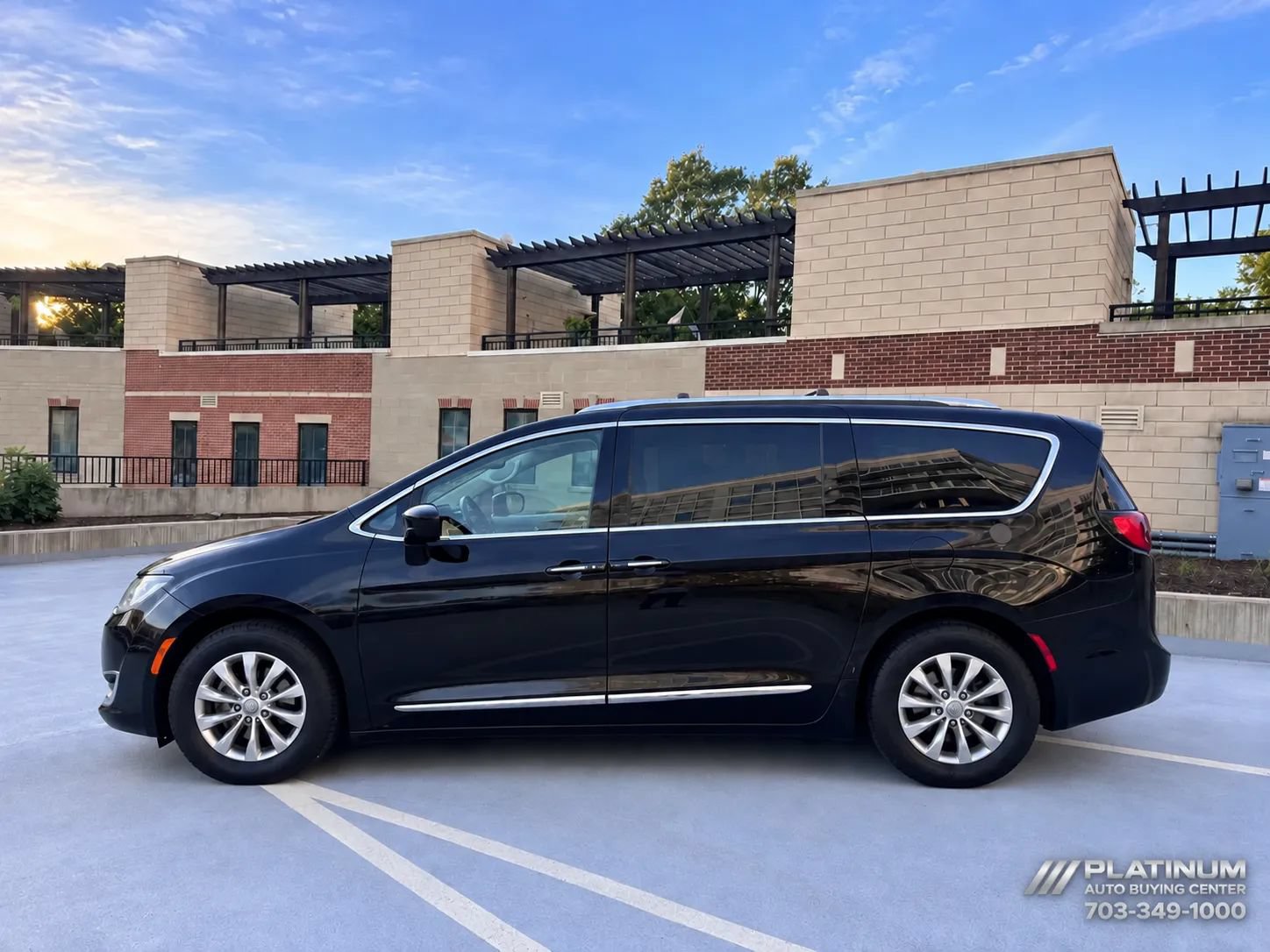 Used 2018 Chrysler Pacifica Touring-L FWD image 4