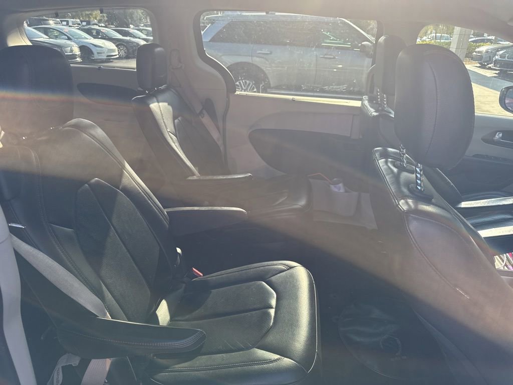 Used 2018 Chrysler Pacifica Touring-L FWD image 9