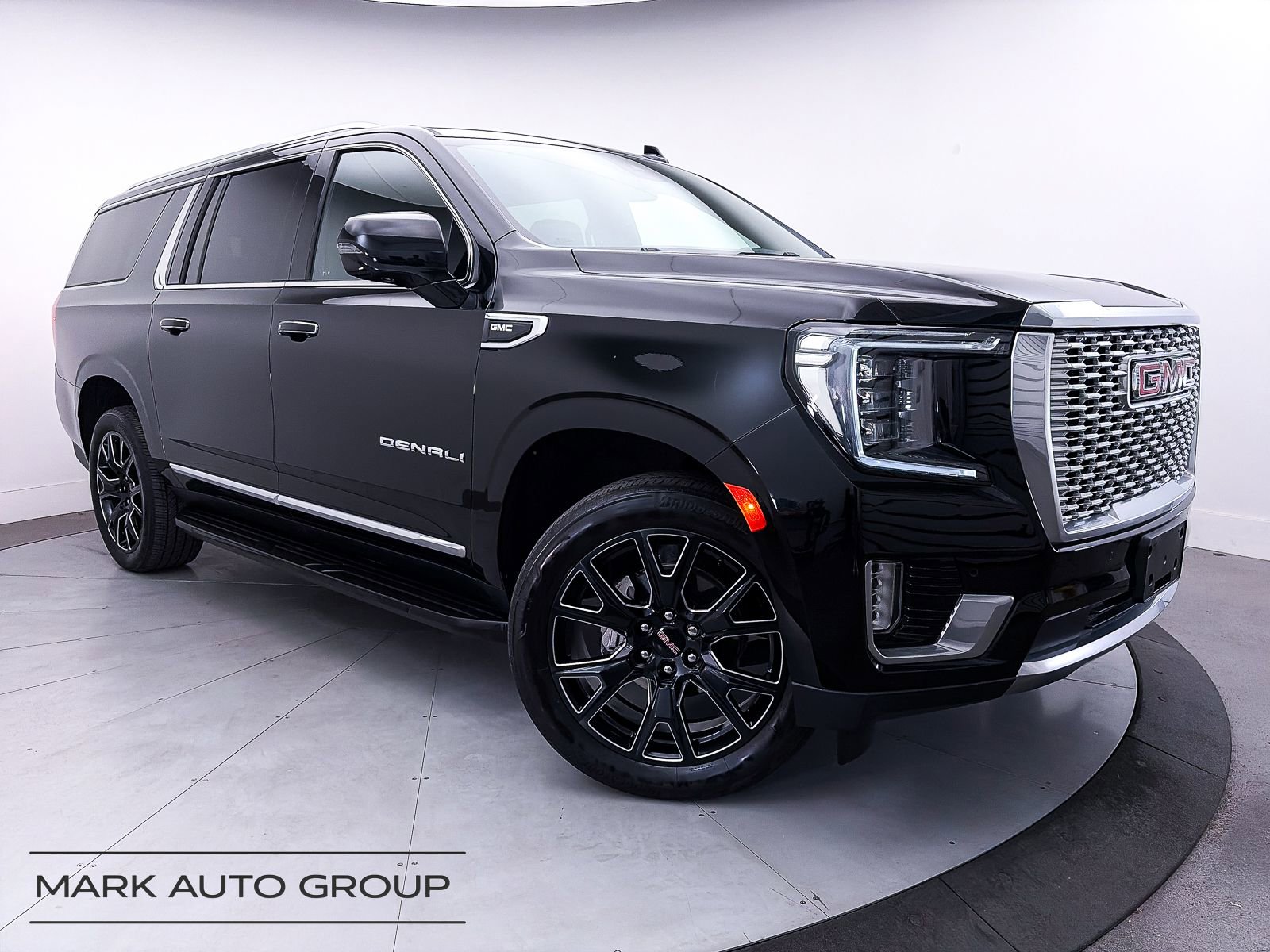 Used 2023 GMC Yukon XL Denali AWD/4WD image 1