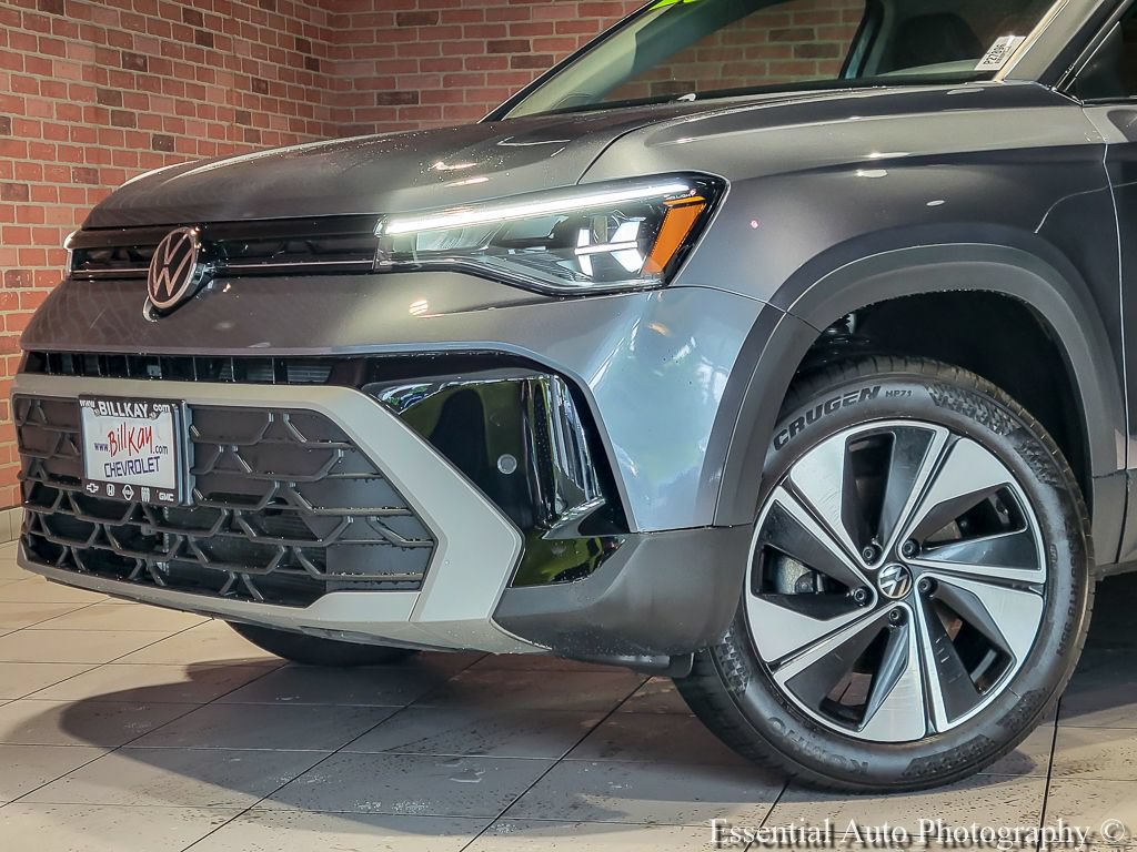 Used 2025 Volkswagen Taos SE AWD/4WD image 3